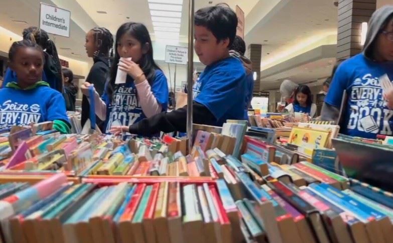  Students picking out books